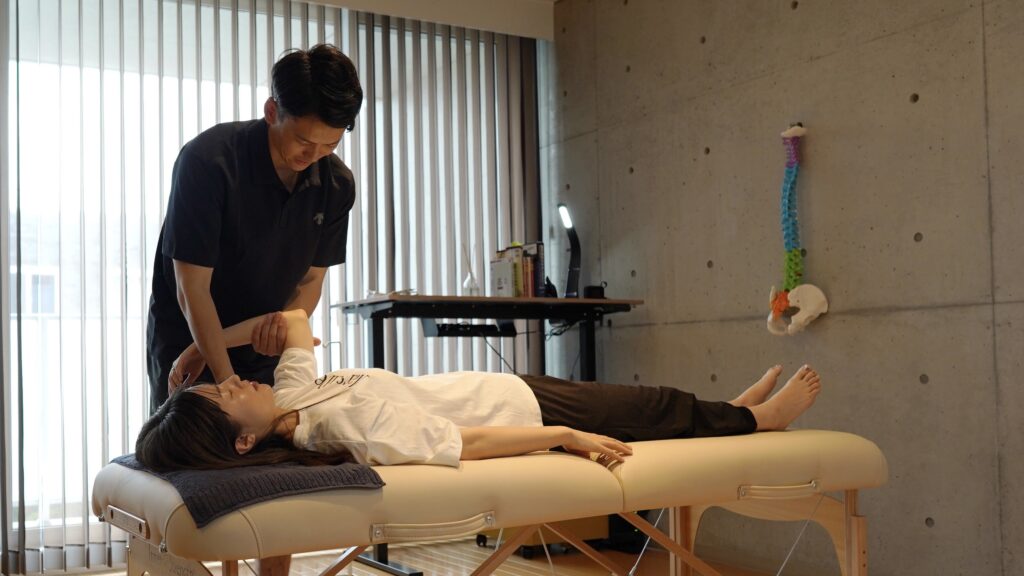 「肩が上がらない」「服を着るのがつらい」――それ、腱板損傷かもしれません。