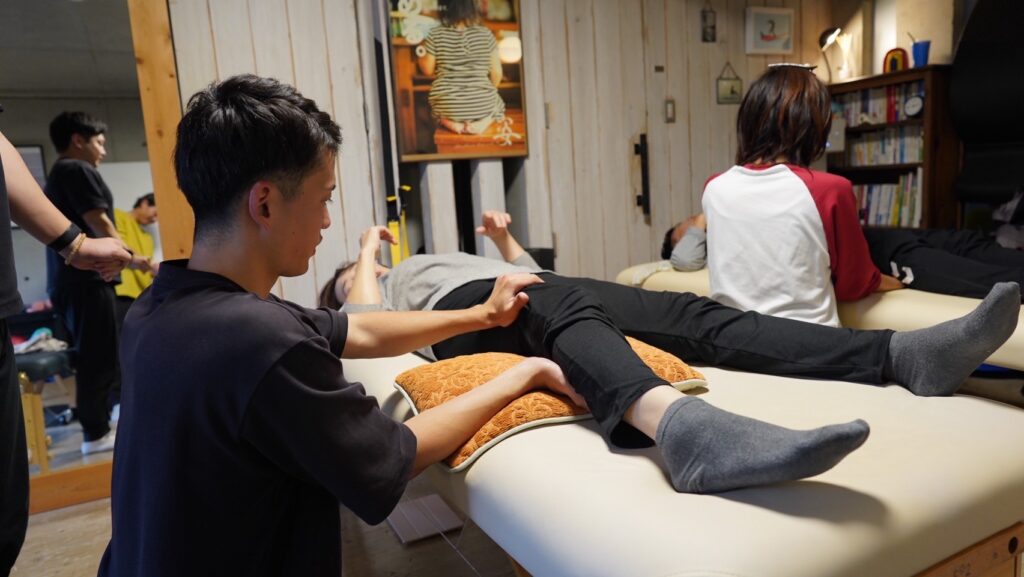 膝がまっすぐ伸びないと、体はここまで変わる。